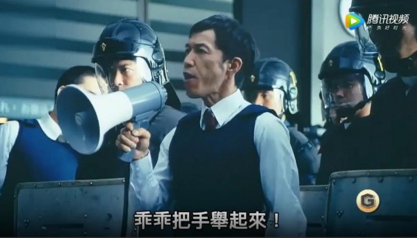男子在搶劫現(xiàn)場(chǎng)脫衣險(xiǎn)遭槍擊，事后竟說(shuō)無(wú)所謂…|有毒