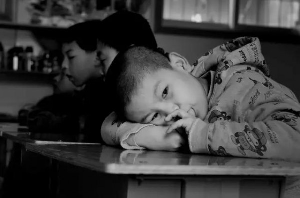 街頭出現(xiàn)了一堆讓人看不懂的海報(bào)，竟被無(wú)數(shù)人撕下帶回家...