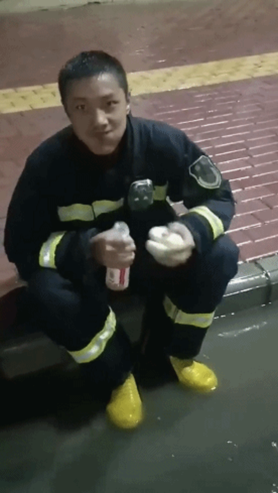 這次，“烈火英雄”站在臺(tái)風(fēng)前面，迎風(fēng)而上